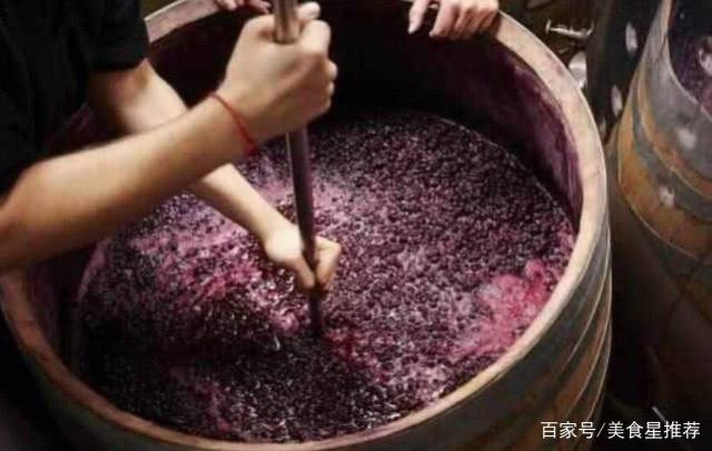 國(guó)外高端的葡萄酒,真是用腳踩出來(lái)的嗎?看完你還敢不敢喝